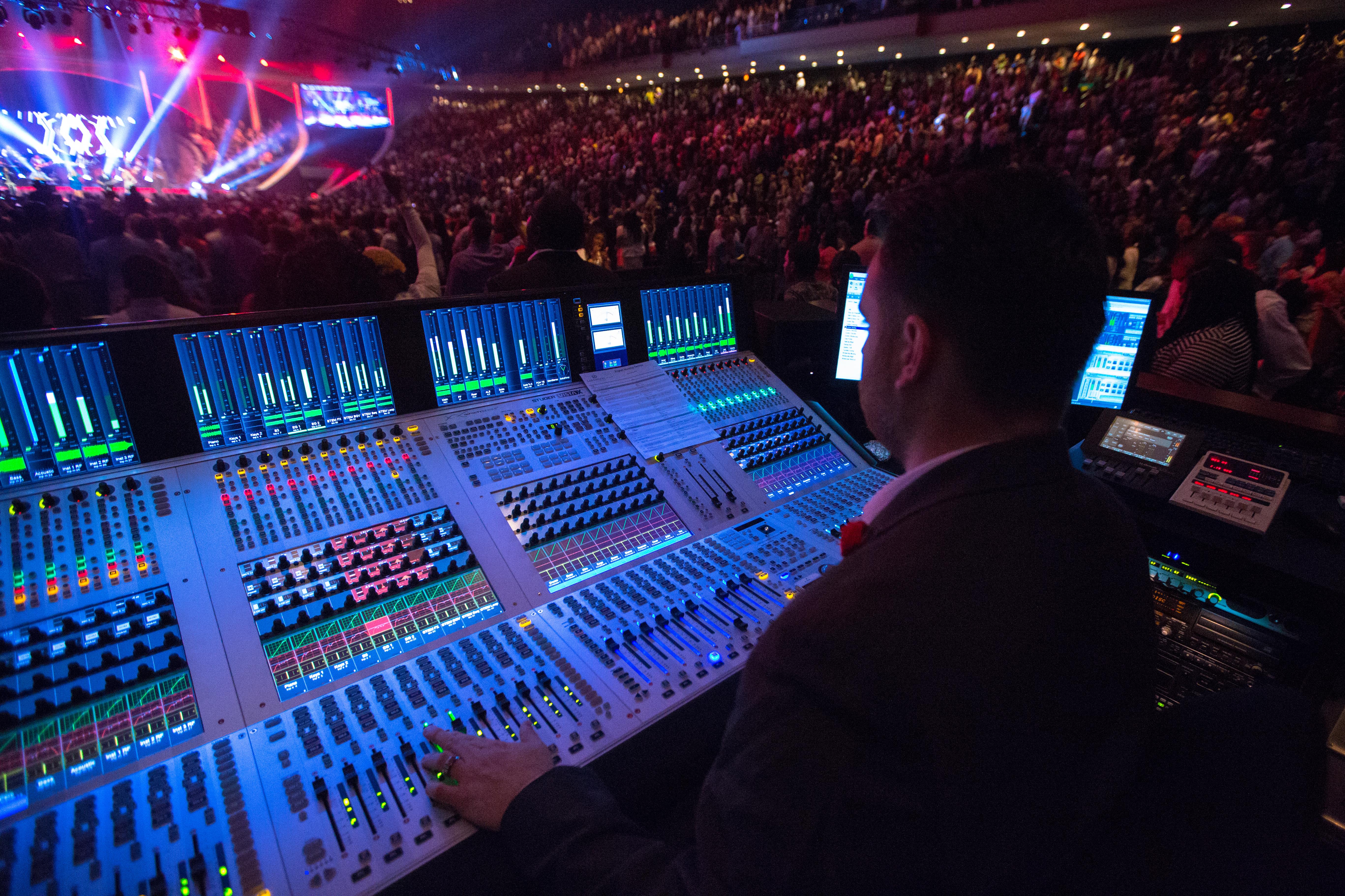 День художника по свету (День светооператора)